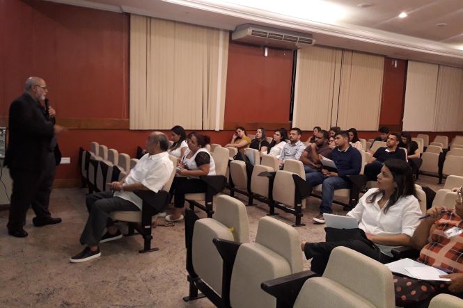 Um levantamento registrado no Anuário da Segurança Assistencial Hospitalar 2018, divulgado pelo Instituto de Estudos de Saúde Suplementar, apontou que no Brasil, a cada hora, seis pessoas morrem em hospitais públicos e privados por eventos adversos graves. Essas falhas na assistência à saúde ainda são recorrentes nos hospitais privados e públicos em todos os continentes. Por esse motivo, a segurança hospitalar é um dos temas mais debatidos na atualidade, e foi destaque nas palestras ministradas pelo professor e doutor Luís Antônio Diego, de São Paulo (SP), na sexta-feira (10) e neste sábado (11), no Hospital Ophir Loyola, em Belém.

FOTO: ASCOM / OPHIR LOYOLA
DATA: 11.05.2019
BELÉM - PARÁ <div class='credito_fotos'>Foto: ASCOM / OPHIR LOYOLA   |   <a href='/midias/2019/originais/94f16080-a6c9-49de-a5ab-eb0bba3987a5.jpg' download><i class='fa-solid fa-download'></i> Download</a></div>