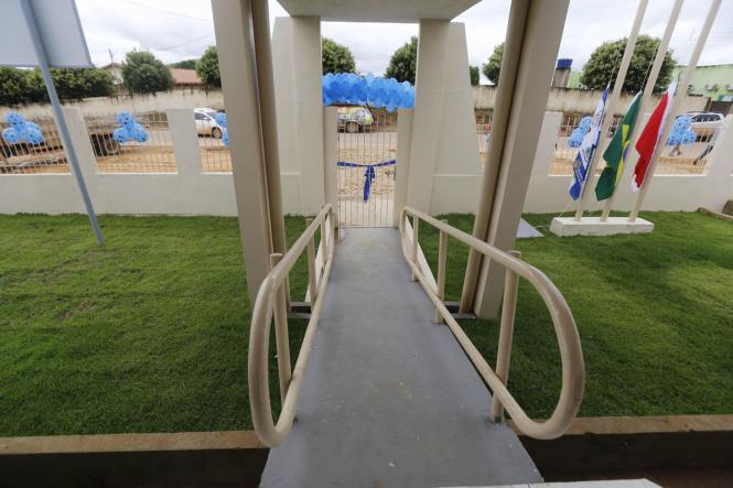 Menor município do Estado em contingente populacional (são pouco mais de 3,3 mil habitantes segundo estimativa do IBGE), Bannach, na região sul do Pará, recebeu, na tarde desta sexta-feira (05), a visita do governador Helder Barbalho, que já havia estado na cidade na condição de ministro da Integração Nacional. E, agora, como chefe do Executivo estadual, voltou para inaugurar uma Unidade Integrada de Polícia e anunciar novos investimentos, como a liberação de cinco quilômetros de asfalto para a sede do município, a futura inauguração de uma agência do Banco do Estado do Pará (Banpará) e um convênio para a construção de algumas pontes localizadas nas vicinais do município.

FOTO: MARCELO SEABRA / AGÊNCIA PARÁ
DATA: 05.04.2019
BELÉM - PA <div class='credito_fotos'>Foto: Marcelo Seabra / Ag. Pará   |   <a href='/midias/2019/originais/9502489c-9ca0-4875-8b1d-e355f9226927.jpg' download><i class='fa-solid fa-download'></i> Download</a></div>