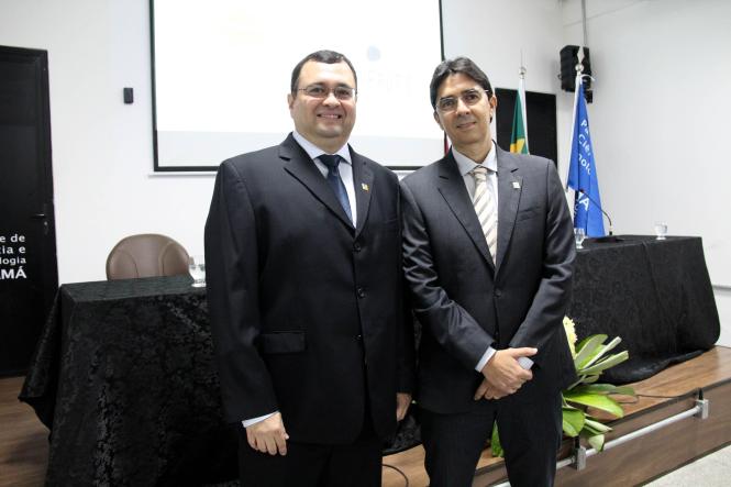 A Fundação de Ciência e Tecnologia Guamá, organização social responsável pela gestão do Parque de Ciência e Tecnologia Guamá, realizou na quinta-feira (17), a cerimônia de posse de sua nova diretoria executiva, eleita pelo conselho curador da instituição para o triênio 2019/2021. O evento foi realizado no auditório do prédio "Espaço Inovação", em Belém. Mais de 100 pessoas, entre autoridades do governo, da comunidade acadêmica e representantes do ecossistema de inovação do estado do Pará participaram do evento. Na foto, O presidente eleito, Rodrigo Quites Reis e Antônio Abelém presidente entre 2010 a 2018.

FOTO: ADIWALDO SIQUEIRA/DIVULGAÇÃO
DATA: 18.01.2019
BELÉM - PARÁ <div class='credito_fotos'>Foto: Adiwaldo Siqueira/divulgação   |   <a href='/midias/2019/originais/9504c86f-b561-4222-b3fa-dde225fb32ad.jpg' download><i class='fa-solid fa-download'></i> Download</a></div>