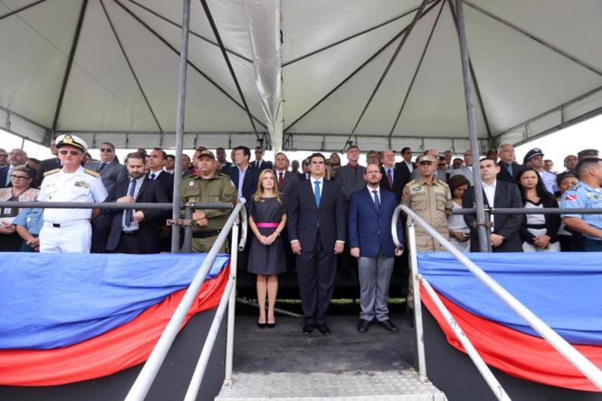 A Polícia Militar do Pará realizou, nesta terça-feira (8), na sede do Comando Geral da instituição, na rodovia Augusto Montenegro, em Belém, a solenidade de transmissão do cargo de Comandante Geral da PMPA. A cerimônia contou com a presença do governador Helder Barbalho e demais autoridades do Estado. No evento militar, o 52º comandante geral da PMPA, coronel PM José Dilson Melo de Souza Júnior, assumiu oficialmente o mais alto posto da corporação. 

FOTO: MARCO SANTOS / AG. PARÁ
DATA: 09.01.2019
BELÉM - PARÁ <div class='credito_fotos'>Foto: Marco Santos / Ag. Pará   |   <a href='/midias/2019/originais/950b4f4f-2204-4776-bfcc-9aafb13be953.jpg' download><i class='fa-solid fa-download'></i> Download</a></div>