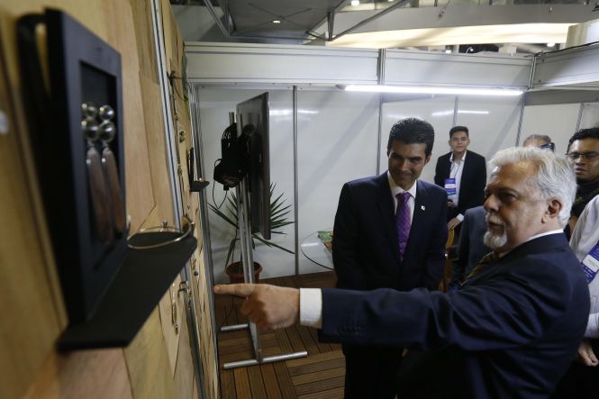 Homenageado com a medalha do Mérito Industrial Simão Miguel Bitar durante a abertura da 14ª edição da Feira da Indústria do Pará (Fipa), nesta quarta-feira (15), no Hangar - Centro de Convenções, o governador Helder Barbalho anunciou, à ocasião, ações que devem modificar o cenário econômico do Estado a longo prazo. 

FOTO: MARCELO SEABRA/ AG. PARÁ
DATA: 15.05.2019
BELÉM - PARÁ <div class='credito_fotos'>Foto: Marcelo Seabra / Ag. Pará   |   <a href='/midias/2019/originais/95302dbd-3f34-4cf8-bfaa-a608e9d9faca.jpg' download><i class='fa-solid fa-download'></i> Download</a></div>