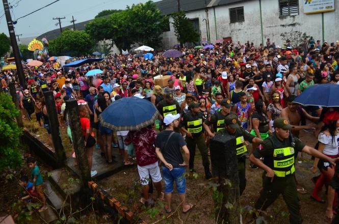 Nem a chuva, que caiu durante toda à tarde e início da noite, afastou os cerca de 25 mil foliões que participaram do tradicional bloco de rua Rabo do Peru, no distrito de Icoaraci, em Belém, nesta quarta-feira de cinzas (6). A festa, que marca o encerramento do carnaval no distrito, contou com ações preventivas e ostensivas de diversos órgãos da segurança pública integrados, por meio da operação Carnaval Seguro, coordenada pela Secretaria de Estado de Segurança Pública do Pará (Segup).


FOTO: ELIELSON MODESTO / SEGUP
DATA: 06.03.2019
BELÉM - PARÁ <div class='credito_fotos'>Foto: Elielson Modesto / Ascom Segup   |   <a href='/midias/2019/originais/955cd35a-1df2-44c3-82f2-8a0fe120591b.jpg' download><i class='fa-solid fa-download'></i> Download</a></div>