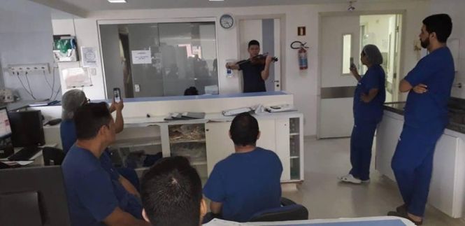 O Grupo de Trabalho de Humanização (GTH) do Hospital Jean Bitar (HJB), em Belém, antecipou a Páscoa para colaboradores, usuários, acompanhantes e visitantes, ao surpreender a todos que circulavam no ambiente, durante todo o dia de ontem (18), com apresentação musical do violonista Mauro Coutinho, na área de Recepção. <div class='credito_fotos'>Foto: ASCOM HJB   |   <a href='/midias/2019/originais/9598d1ab-26a6-418d-af98-c59bfa1351d6.jpg' download><i class='fa-solid fa-download'></i> Download</a></div>