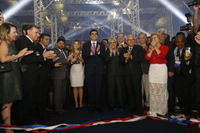 Homenageado com a medalha do Mérito Industrial Simão Miguel Bitar durante a abertura da 14ª edição da Feira da Indústria do Pará (Fipa), nesta quarta-feira (15), no Hangar - Centro de Convenções, o governador Helder Barbalho anunciou, à ocasião, ações que devem modificar o cenário econômico do Estado a longo prazo. 

FOTO: MARCELO SEABRA/ AG. PARÁ
DATA: 15.05.2019
BELÉM - PARÁ <div class='credito_fotos'>Foto: Marcelo Seabra / Ag. Pará   |   <a href='/midias/2019/originais/95a7685d-4c55-4b14-91ea-46b9eaba1e6b.jpg' download><i class='fa-solid fa-download'></i> Download</a></div>