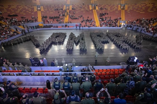 Quatrocentos e trinta novos soldados da Polícia Militar serão distribuídos a partir de hoje para atuar nas ações de policiamento preventivo, ostensivo e repressivo na Região Metropolitana de Belém. A solenidade que marcou a entrega dos novos policiais militares à sociedade ocorreu na manhã desta quinta-feira (2), na Arena Guilherme Paraense, o “Mangueirinho”, com a presença do governador do Estado, Helder Zaluth Barbalho. Nesta sexta-feira (03), o Governo do Estado participa da formatura de outros cem soldados, no município de Marabá.

FOTO: MARCO SANTOS / AGÊNCIA PARÁ 
DATA: 02.05.2019
BELÉM - PARÁ <div class='credito_fotos'>Foto: Marco Santos / Ag. Pará   |   <a href='/midias/2019/originais/95dd71d0-e2a7-469a-8443-8adeef9c8808.jpg' download><i class='fa-solid fa-download'></i> Download</a></div>