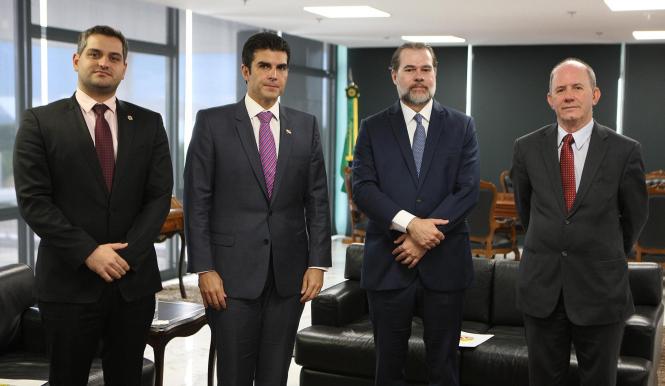O governador Helder Barbalho teve uma extensa agenda de trabalho nesta segunda-feira (4), em Brasília (DF). 
Ainda em Brasília, Helder também foi recebido pelo presidente do Supremo Tribunal Federal (STF), Dias Toffoli. “Hoje estive com o presidente do STF para tratar sobre a taxa hídrica do estado do Pará, e aproveitei para ter reunião da Corporação Andina de Fomento com a finalidade de tratar sobre empréstimos para os municípios, para obras no Estado. Também estive do BID para garantir celeridade nas obras e construções de escolas, para melhorar a educação no nosso estado”, concluiu Helder Barbalho. 

FOTO: NELSON JR
DATA: 04.02.2019
BRASÍLIA - DF <div class='credito_fotos'>Foto: Divulgação   |   <a href='/midias/2019/originais/95e3c4f2-d06b-42d7-be40-61091f5ee690.jpg' download><i class='fa-solid fa-download'></i> Download</a></div>