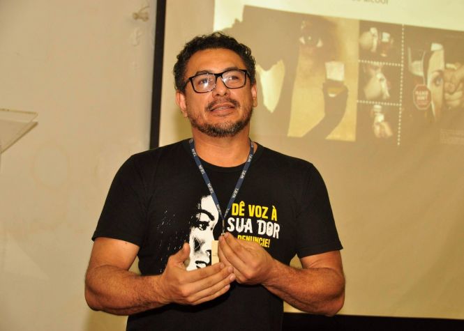 “As Formas de Violência contra a Mulher e a Lei que Protege” foi o tema da palestra que os pedagogos e analistas judiciários, Riane Freitas e Adrielson Almeida, proferiram, nesta quarta-feira (8), para as servidoras do Laboratório Central do Estado (Lacen/PA). Ambos atuam na Coordenadoria Estadual das Mulheres em Situação de Violência Doméstica e Familiar (Cevid), do Tribunal de Justiça do Estado (TJE).

NA FOTO: ADRIELSON ALMEIDA

FOTO: JOSÉ PANTOJA / ASCOM SESPA
DATA: 09.05.2019
BELÉM -PARÁ <div class='credito_fotos'>Foto: José Pantoja/ Sespa   |   <a href='/midias/2019/originais/95f45db1-6ca7-4484-ab48-b04006833b30.jpg' download><i class='fa-solid fa-download'></i> Download</a></div>