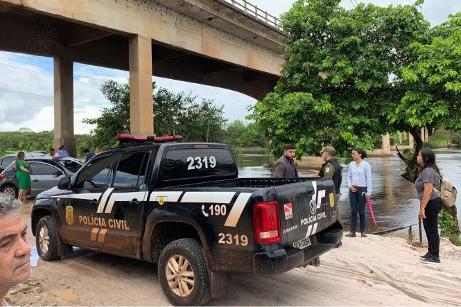 Policiais civis prenderam em flagrante, nesta terça-feira (09), em São Miguel do Guamá, nordeste do Estado, Admilson Silva Sidônio, por crime de atentado contra a segurança do transporte marítimo. Ele pilotava uma balsa que transportava seixo. A equipe da Delegacia de São Miguel do Guamá constatou que a embarcação estava com documentação vencida e os tripulantes não possuíam habilitação para conduzi-la. Em decorrência dos fatos, a balsa foi apreendida e o condutor foi preso. 

FOTO: ASCOM / POLICIA CIVIL
DATA: 09.04.2019
BELÉM - PARÁ <div class='credito_fotos'>Foto: Ascom / Policia Civil   |   <a href='/midias/2019/originais/96224b81-465d-4145-8e61-bb79360a7c7e.jpg' download><i class='fa-solid fa-download'></i> Download</a></div>