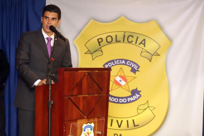 O governador Helder Barbalho participou na manhã desta terça-feira (22), na sede da delegacia geral, da cerimônia de posse do novo delegado geral da Polícia Civil do Pará, Alberto Teixeira, e da nova diretoria do órgão. Vários secretários e autoridades também marcaram presença no evento. Na ocasião, o governador destacou a importância da Polícia Civil para o enfrentamento e combate à violência no Pará. O governador falou da dificuldade de enfrentamento do crime, mas ressaltou não medirá esforços para o combate a criminalidade.

FOTO: AG. PARÁ
DATA: 22.01.2019
BELÉM - PARÁ <div class='credito_fotos'>Foto: Agência Pará   |   <a href='/midias/2019/originais/963f5171-eee2-4da5-9545-f27d5ff35daf.jpg' download><i class='fa-solid fa-download'></i> Download</a></div>