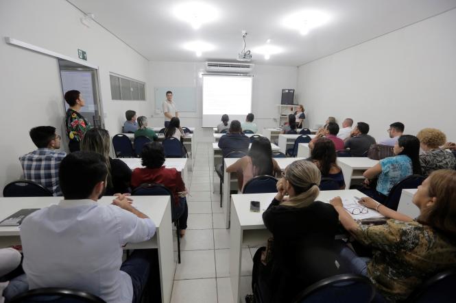Durante a manhã da quarta-feira (20), em Santarém, a Escola de Governança do Estado iniciou o curso de “Gerência e Fiscalização de Contratos na Administração Pública”, um curso de qualificação para servidores da rede pública estadual e municipal que trabalham no setor administrativo.

FOTO: MARCO SANTOS / AGÊNCIA PARÁ
DATA: 21.03.2019
SANTARÉM - PARÁ <div class='credito_fotos'>Foto: Marco Santos / Ag. Pará   |   <a href='/midias/2019/originais/965b6f74-f79c-4e18-84b3-e6a7eedb3372.jpg' download><i class='fa-solid fa-download'></i> Download</a></div>