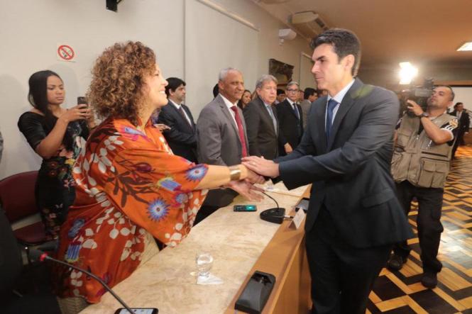 Na primeira manhã de trabalho do Governador Helder Barbalho, nesta quarta-feira (02), foi assinado ofício enviado ao Ministro da Justiça e Segurança Pública, Sérgio Fernando Moro, solicitando o emprego de 500 agentes da Força Nacional de Segurança Pública para imediato reforço do efetivo local e preservação da ordem pública. Helder ainda deu posse aos secretários, presidentes de instituições e diretores que fazem parte de sua equipe. Logo no inicio da manhã Helder Barbalho visitou as tropas da ação integrada da Secretaria de Estado de Segurança Pública (Segup) que leva o reforço da segurança para os bairros de Belém envolvendo cerca de 400 agentes. Durante a posse dos novos secretários (foto) o governador Helder Barbalho ressaltou a absoluta confiança nos nomeados cujas escolhas foram pautadas fundamentalmente por critérios técnicos e de acordo com a qualificação profissional de cada um deles. Para ele os critérios de escolha utilizados “permitirão um novo patamar de gestão ao Estado e que possamos o quanto antes fazer chegar à sociedade paraense as mudanças desejadas e reivindicadas por cada cidadão deste Estado”, comentou.

FOTO: MARCO SANTOS
DATA: 02.01.2019
BELÉM - PARÁ <div class='credito_fotos'>Foto: MARCO SANTOS   |   <a href='/midias/2019/originais/966a62b2-54a6-46d3-9d77-007ed5b49e66.jpg' download><i class='fa-solid fa-download'></i> Download</a></div>