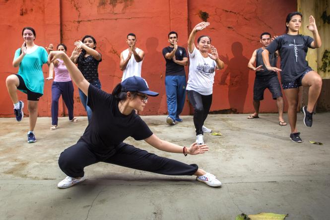 Aulas de Tai Chi Chuan, ministradas pela professora chinesa voluntária, Yang Xiaolei, na sede do Instituto Confúcio, em parceria com a Uepa, em Belém.

FOTO: NAILANA THIELY
DATA: 22.03.2019
BELÉM-PARÁ <div class='credito_fotos'>Foto: Nailana Thiely / Ascom Uepa   |   <a href='/midias/2019/originais/967474b7-2db3-4347-95b2-158059e193b9.jpg' download><i class='fa-solid fa-download'></i> Download</a></div>