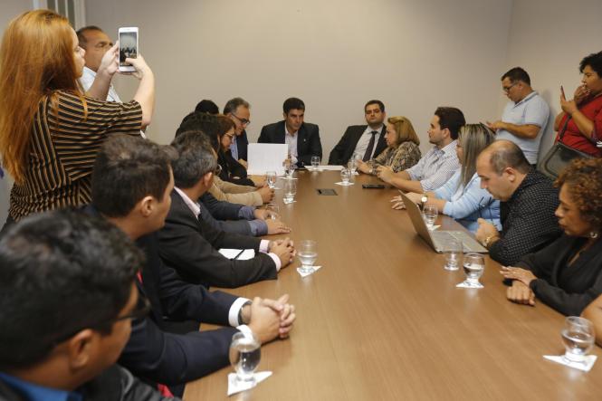 O governador Helder Barbalho recebeu, no início da noite desta quinta-feira (11), no Palácio do Governo, em Belém, uma comissão formada por deputados federais, estaduais, vereadores e representantes do município de Marituba (Região Metropolitana de Belém), para discutir a situação do aterro sanitário localizado no município. Atualmente, o aterro recebe resíduos sólidos de Marituba, Belém e Ananindeua, e já teve seu fechamento anunciado para o próximo mês de maio.

FOTO: MARCELO SEABRA / AGÊNCIA PARÁ
DATA: 12.04.2019
BELÉM - PARÁ <div class='credito_fotos'>Foto: Marcelo Seabra / Ag. Pará   |   <a href='/midias/2019/originais/969bdb01-6a99-46bf-ad94-6d987fc9d3f6.jpg' download><i class='fa-solid fa-download'></i> Download</a></div>