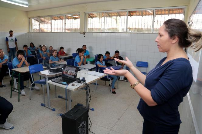 A aula de educação ambiental é diferente na Escola Estadual de Ensino Infantil e Fundamental Professora Esther Bandeira Gomes, no bairro da Sacramenta, em Belém. Alunos do ensino fundamental aprendem de forma interativa, prática e divertida as questões ligadas ao meio ambiente desde que o Projeto Complexo Bolonha chegou à escola, há três anos. A iniciativa realizada pela Companhia de Saneamento do Pará (Cosanpa), em parceria com a Caixa Econômica Federal, leva ações socioeducativas para instituições de ensino públicas em áreas beneficiadas com obras de ampliação do sistema de tratamento de água, na Região Metropolitana de Belém.

FOTO: JADER PAES / AG. PARÁ
DATA:25.02,2019
BELÉM - PARÁ <div class='credito_fotos'>Foto: JADER PAES / AGÊNCIA PA   |   <a href='/midias/2019/originais/96a5775c-7abb-4676-838c-ccd83e718f1a.jpg' download><i class='fa-solid fa-download'></i> Download</a></div>