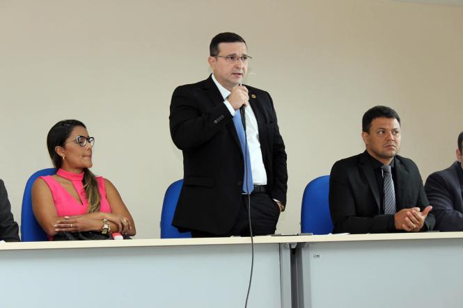 O delegado-geral Alberto Henrique Teixeira de Barros procedeu, nesta sexta-feira (11), à transmissão de cargo de superintendente da 6ª Região Integrada de Segurança Pública (6ª RISP), na sede da Polícia Civil, em Capanema, no nordeste paraense. Assumiu o cargo o delegado Temmer da Cunha Khayat em lugar do delegado Alberone Afonso Miranda Lobato. Na mesma ocasião, foi anunciado, pelo diretor de Polícia do Interior, delegado José Humberto Melo, que será criado, em Capanema, um Núcleo de Apoio à Investigação (NAI), vinculado ao NIP (Núcleo de Inteligência Policial), para auxiliar as ações de Polícia Judiciária na região. O novo NAI será comandado pelo delegado Alberone Lobato. Após a solenidade, a Superintendência da 6ª RISP recebeu a visita do governador do Estado, Helder Barbalho, e do vice-governador, Lúcio Vale. 

FOTO: ASCOM POLÍCIA CIVIL
DATA: 12.01.2019
CAPANEMA - PARÁ <div class='credito_fotos'>Foto: Polícia Civil   |   <a href='/midias/2019/originais/96ad668e-31e7-4fc6-b074-7c9b4c8256c5.jpg' download><i class='fa-solid fa-download'></i> Download</a></div>