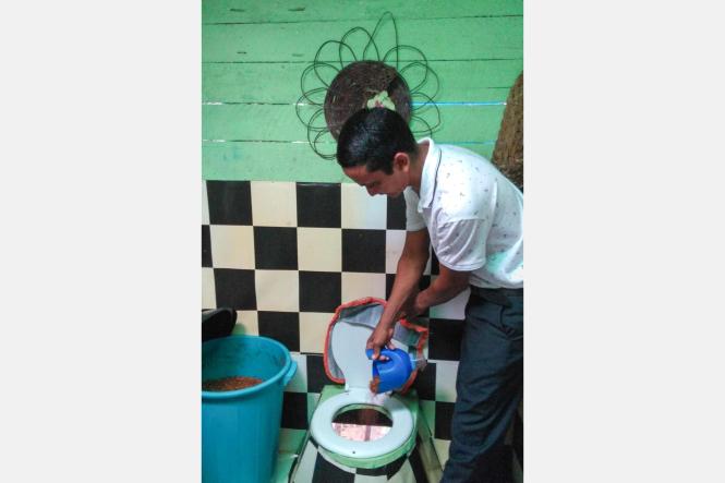 A integração do conhecimento acadêmico com a experiência de vida dos moradores da Ilha das Onças deu forma ao projeto “Segurança hídrica e saneamento básico descentralizado por meio de tecnologias sociais”. O resultado do projeto foi a construção de sistemas de captação de água da chuva e banheiros ecológicos para 21 famílias da ilha, localizada no município de Barcarena. Nesta quinta-feira (14), foi feito o encerramento da implantação dessas tecnologias sociais e o lançamento das cartilhas que mostram todo o processo de criação e construção das cisternas e banheiros.

FOTO: DIVULGAÇÃO
DATA: 150.03.2019
BELÉM - PA <div class='credito_fotos'>Foto: Divulgação   |   <a href='/midias/2019/originais/96b3585f-14df-491e-868b-99b951e4b61b.jpg' download><i class='fa-solid fa-download'></i> Download</a></div>