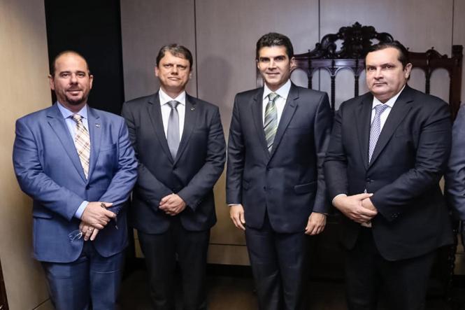 Entre as agendas cumpridas em Brasília, nesta quarta-feira (13), o governador do Estado, Helder Barbalho, esteve reunido com o ministro da Infraestrutura, Tarcísio Gomes de Freitas, para tratar da situação de diversas estradas do Pará e outras obras importantes para o Estado. Na ocasião, o ministro informou ao governador que, em breve, será assinada a ordem de serviço para a duplicação da BR-316 no trecho que vai de Castanhal até a divisa com o Maranhão. Segundo Freitas, também estão previstos investimentos para a manutenção da BR-155 e para a reconstrução de pontes na BR-158. Ambas as vias cortam municípios do sul e sudeste paraense.

FOTO: JAILSON SAN
DATA: 14.03.2019
BRASÍLIA - DF <div class='credito_fotos'>Foto: Jailson Sam / Divulgação   |   <a href='/midias/2019/originais/96bce5b7-fbbe-49b6-a744-3daebd57cc0f.jpg' download><i class='fa-solid fa-download'></i> Download</a></div>