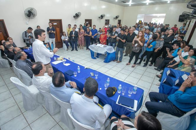 Na manhã desta terça-feira (30), o governador do Estado do Pará, Helder Barbalho, esteve no município de Ponta de Pedras, no Marajó, para participar da programação de aniversário dos 141 anos do município. Durante a visita, foi inaugurada a revitalização e ampliação do Mercado Municipal, foi assinado o convênio para a reforma e ampliação do hospital Municipal que tem o valor total de R$1.247.628,28 e o chefe do poder e executivo e outras autoridades receberam o título de cidadão Ponta Pedrense pelos serviços prestados ao município.

FOTO: MARCO SANTOS / AGÊNCIA PARÁ
DATA: 30.04.2019
PONTA DE PEDRAS - PARÁ <div class='credito_fotos'>Foto: Marco Santos / Ag. Pará   |   <a href='/midias/2019/originais/96ddbea8-7cdb-471e-9d73-33e6036143ed.jpg' download><i class='fa-solid fa-download'></i> Download</a></div>