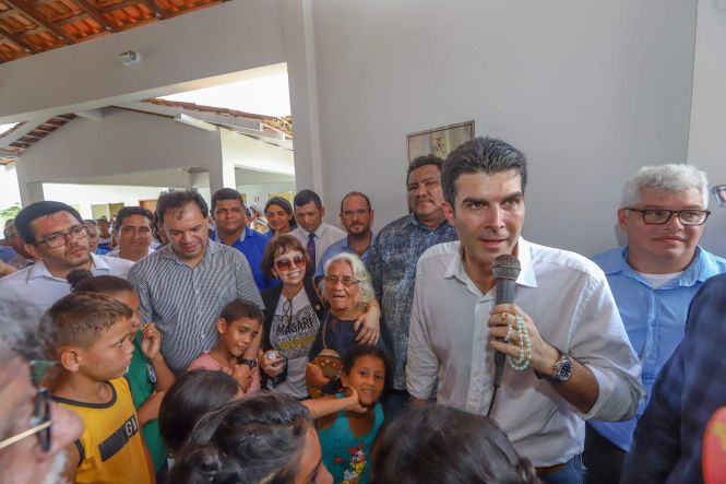 Construída por meio de um convênio firmado entre a Prefeitura e o governo do Estado, no valor de R$ 984.663,51, a Escola Estadual Magalhães Barata foi inaugurada na tarde desta quinta-feira (18), na comunidade de Ariri, zona rural de Colares, município do nordeste paraense.

FOTO: MARCO SANTOS / AGÊNCIA PARÁ
DATA: 18.04.2019
COLARES - PARÁ <div class='credito_fotos'>Foto: Marco Santos / Ag. Pará   |   <a href='/midias/2019/originais/96ec1c71-0e7c-477b-b24c-00efb4aac63e.jpg' download><i class='fa-solid fa-download'></i> Download</a></div>