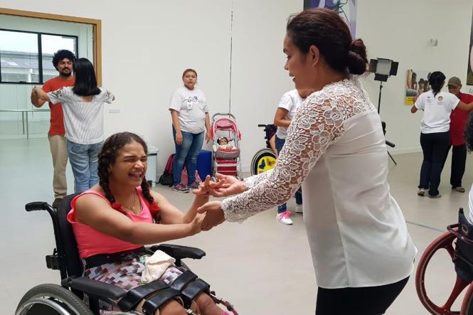 Superar as limitações, sentir mais leveza e elevar a autoestima. Esses foram alguns sentimentos vivenciados por dezenas de Pessoas com Deficiência (PcD), durante a atividade de dança oferecida pelo Centro Integrado de Inclusão e Reabilitação (CIIR) na tarde desta quarta-feira (30). A programação foi realizada pela equipe de “Arte & Cultura” em adesão ao “Janeiro Branco”, que tem a finalidade de alertar a população sobre a importância da manutenção e condições da saúde mental.

FOTO: ASCOM CIIR
DATA: 31.01.2019
BELÉM - PARÁ
 <div class='credito_fotos'>Foto: ASCOM CIIR   |   <a href='/midias/2019/originais/970d81a0-a9c4-4293-a9cd-834039f5055f.jpg' download><i class='fa-solid fa-download'></i> Download</a></div>