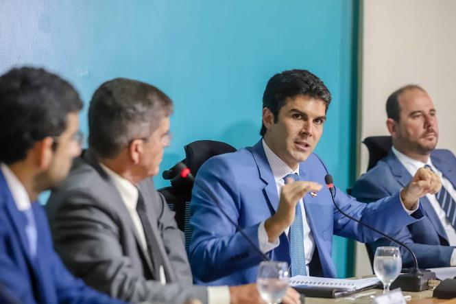 O general Guilherme Theophilo, titular da Secretaria Nacional de Segurança Pública (Senasp), desembarcou hoje ao Pará e apresentou ao governador Helder Barbalho e representantes dos órgãos do Sistema de Segurança Pública (SISP) o Programa Nacional de Enfrentamento à Criminalidade Violenta, que terá início nos próximos meses e, assim como ocorre no planejamento do governo do Pará, o programa federal também une o uso das forças policiais com ações de governo que efetivamente atuem no prevenção à criminalidade. A reunião teve ainda a participação de representantes dos poderes legislativos estadual e federal, e da Prefeitura de Ananindeua, um dos 7 municípios escolhidos pelo Governo Federal para receber o programa nacional.

FOTO: MARCO SANTOS / AGÊNCIA PARÁ
DATA: 07.03.2019
BELÉM - PA <div class='credito_fotos'>Foto: Marco Santos / Ag. Pará   |   <a href='/midias/2019/originais/973bb728-0ace-400e-9907-05936ab6716b.jpg' download><i class='fa-solid fa-download'></i> Download</a></div>