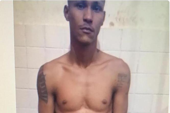 Uma operação para prender integrantes de uma organização criminosa envolvida em tráfico de drogas, no município de Nova Esperança do Piriá, no nordeste paraense, foi deflagrada pela Polícia Civil nesta sexta-feira (15). Denominada Xeque-Mate, a ação resultou em sete prisões, seis delas em cumprimento a mandados judiciais de prisão preventiva. Além das ordens de prisão, foram cumpridos mandados de busca e apreensão, e apreendidos arma de fogo e celulares.
Na foto Genilton Monteiro Nunes

FOTO: ASCOM / POLÍCIA CIVIL
DATA: 16.03.2019
NOVA ESPERANÇA DO PIRIÁ  - PA <div class='credito_fotos'>Foto: Ascom / Polícia Civil   |   <a href='/midias/2019/originais/9749e5ce-d62d-47ac-a340-1797fb620396.jpg' download><i class='fa-solid fa-download'></i> Download</a></div>