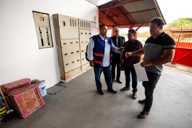 Na manhã desta quarta-feira (23), após reunião na sede do Fórum de Salvaterra, no Arquipélago do Marajó, a Agência de Regulação e Controle de Serviços Públicos (Arcon), o Ministério Público e as empresas Henvil; Arapari Navegação e Banav assinaram um Termo de Ajustamento de Conduta (TAC), que consiste na readequação do porto Camará, porta de entrada e saída da região do Marajó. 

FOTO: MAYCON NUNES/AG. PARÁ
DATA: 23.01.2019
SALVATERRA - PARÁ <div class='credito_fotos'>Foto: Maycon Nunes / Ag. Pará   |   <a href='/midias/2019/originais/974eb6ee-0f6d-46ae-ad53-635e00d22563.jpg' download><i class='fa-solid fa-download'></i> Download</a></div>