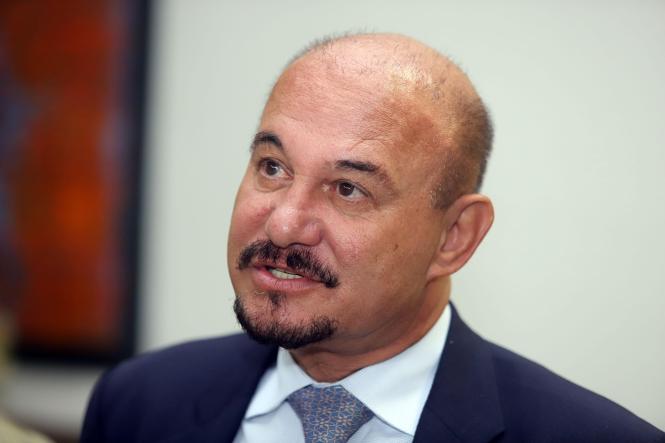 A Jari Celulose, empresa presente há quase 50 anos no Pará, planeja ampliar os seus investimentos no Estado e gerar mais quatro mil empregos diretos, além dos três mil atuais, num prazo de sete a dez anos. Para isso, no entanto, precisa contar com o apoio do Governo do Estado, sobretudo no que se refere à segurança jurídica dos empreendimentos. O presidente do Grupo Orsa e controlador da Jari Celulose, Sérgio Amoroso, reuniu-se, na tarde desta quarta-feira (13), com o governador Helder Barbalho e secretários de Estado de Meio Ambiente, Mauro Ó de Almeida; de Desenvolvimento Econômico, Mineração e Energia, Iran Lima, além do presidente do Instituto de Terras do Pará, Bruno Kono, no Palácio do Governo, para tratar dessas questões e buscar o suporte pretendido. Na foto, o presidente do Grupo Orsa e controlador da Jari Celulose, Sérgio Amoroso.

FOTO: MARCELO SEABRA / AG. PARÁ
DATA: 13.02.2019
BELÉM - PARÁ <div class='credito_fotos'>Foto: Marcelo Seabra / Ag. Pará   |   <a href='/midias/2019/originais/975eee42-284d-4623-bfa2-68e70d700c0e.jpg' download><i class='fa-solid fa-download'></i> Download</a></div>