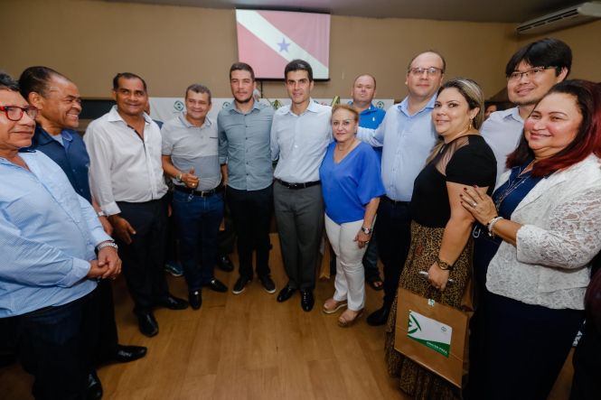 O município de Marituba, na Região Metropolitana de Belém (RMB), deverá ganhar, em breve, um complexo cultural, de lazer, turismo e negócios, a ser construído por meio de uma parceria entre a Prefeitura local e o governo do Estado. O primeiro passo para a implementação do projeto foi dado na tarde desta quarta-feira (17), quando o governo do Estado oficializou a cessão de uma área que pertencia à Empresa de Assistência Técnica e Extensão Rural do Estado (Emater-PA) para a gestão municipal. O ato contou com a participação do governador Helder Barbalho, de secretários estaduais e de representantes do município, que se reuniram no auditório da Emater, no KM-12 da Rodovia BR-316.

FOTO: MARCELO SEABRA ;/ AGÊNCIA PARÁ
DATA: 17.04.2019
MARITUBA - PARÁ <div class='credito_fotos'>Foto: Marcelo Seabra / Ag. Pará   |   <a href='/midias/2019/originais/97618e09-4175-43c6-8764-232b216faf91.jpg' download><i class='fa-solid fa-download'></i> Download</a></div>