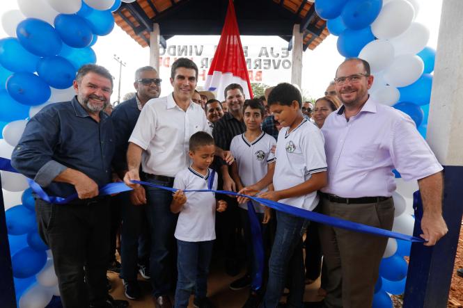 Seguindo a agenda do Governo por Todo o Pará, no oeste paraense, o governador Helder Barbalho reinaugurou, no início da tarde de sexta-feira (22), no município de Trairão, a Escola Estadual de Ensino Fundamental e Médio Deputado Everaldo Martins, que atende cerca de 950 estudantes. 

FOTO: JADER PAES / AG. PARÁ
DATA: 23.03.2019
TRAIRÃO - PARÁ <div class='credito_fotos'>Foto: JADER PAES / AGÊNCIA PA   |   <a href='/midias/2019/originais/97af2ba7-090a-4e8b-af2c-be322b5ab462.jpg' download><i class='fa-solid fa-download'></i> Download</a></div>