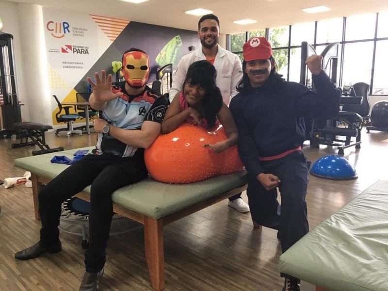 É o projeto “Dia do Herói”, coordenado pelo setor de Arte e Cultura com o intuito de explorar a ludicidade no corpo funcional do CIIR para tornar o atendimento aos usuários mais leve e divertido ao incentivar os colaboradores a trabalhar caracterizados com seus super heróis preferidos. <div class='credito_fotos'>Foto: Nenhum   |   <a href='/midias/2019/originais/97baa193-0242-49d6-a1ea-fb6f9632cf04.jpg' download><i class='fa-solid fa-download'></i> Download</a></div>