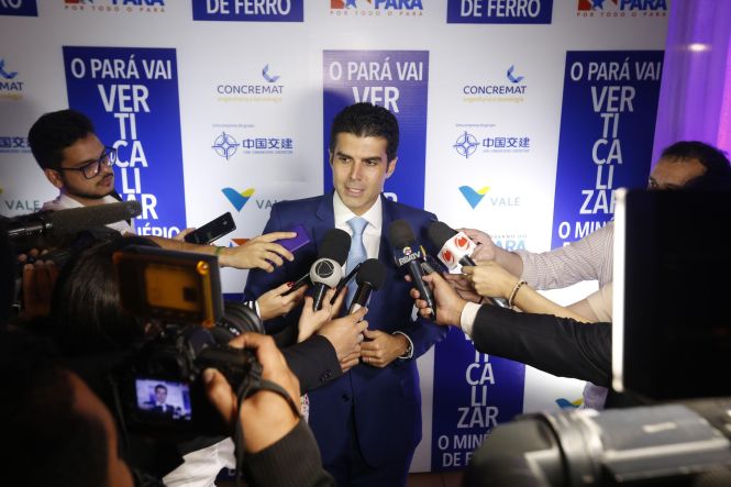 "Estamos abrindo uma janela que permite um horizonte de novos negócios para a atividade da mineração, absolutamente importante para o Estado", afirmou o governador Helder Barbalho, durante a assinatura do protocolo de intenções para implantação da primeira planta de verticalização de minério de ferro do Pará, no município de Marabá (região sudeste), na noite desta quinta-feira (23), no Teatro Maria Sylvia Nunes, na Estação das Docas, em Belém.

FOTO: MARCELO SEABRA / AGÊNCIA PARÁ
DATA: 23.05.2019
BELÉM - PARÁ <div class='credito_fotos'>Foto: Marcelo Seabra / Ag. Pará   |   <a href='/midias/2019/originais/97c196e2-50a3-4343-bc38-47c64ca263ff.jpg' download><i class='fa-solid fa-download'></i> Download</a></div>