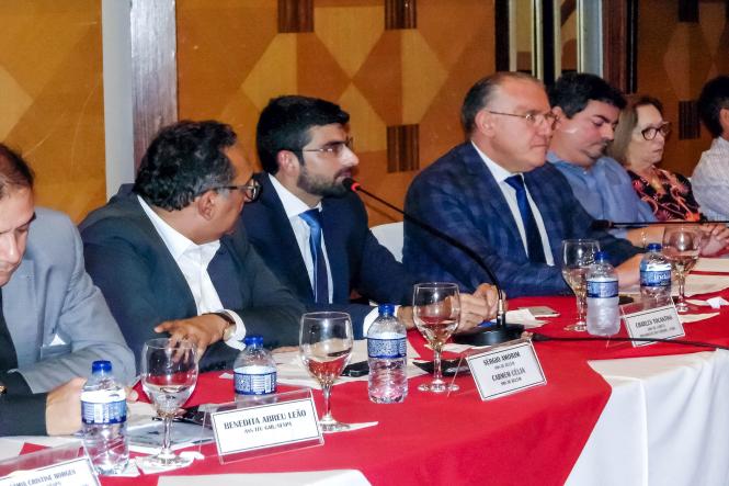 Os gestores municipais de Saúde do Pará terão maior apoio da Secretaria de Estado de Saúde Pública (Sespa) e da Assembleia Legislativa do Pará (Alepa), foi o que afirmaram o secretário de Estado de Saúde, Alberto Beltrame e o presidente da Alepa, deputado estadual Dr. Daniel, nesta terça-feira durante a primeira reunião da Comissão Intergestores Bipartite (CIB), realizada no Salão Carajás do Hotel Princesa Louçã.

FOTO: ASCOM / SESPA
DATA: 20.02.2019
BELÉM - PA <div class='credito_fotos'>Foto: ASCOM / SESPA   |   <a href='/midias/2019/originais/97e9ce5b-1537-4aba-b905-3f313e4ab493.jpg' download><i class='fa-solid fa-download'></i> Download</a></div>