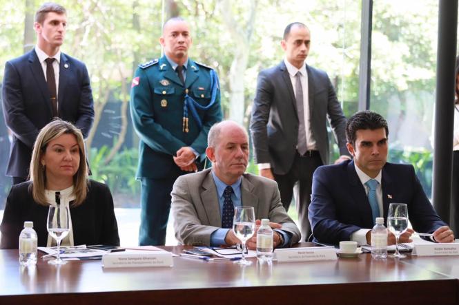 Teve início, na manhã desta quarta-feira (30), em São Paulo (SP), o evento Encontro Rede Juntos Estados, que discute os desafios enfrentados na gestão das finanças públicas com governadores, secretários e especialistas na área fiscal. O Governo do Pará já está representado pelo secretários da Fazenda, René Sousa, e do Planejamento, Hana Ghassan, que neste momento debatem questões de arrecadação ao lado de especialistas, como o economista Paulo Tafner, da Universidade de São PAULO (USP), e o secretário do Tesouro Nacional do governo federal, Mansueto Almeida.  

NA FOTO: 0s secretários da Fazenda, René Sousa, e do Planejamento, Hana Ghassan.

FOTO: Alexandre de Paulo / Divulgação
DATA: 30.01.2019
SÃO PAULO- SP
 <div class='credito_fotos'>Foto: Alexandre de Paulo / Divulgação   |   <a href='/midias/2019/originais/97fccf1e-31a3-4eec-8ed3-84d97f1e930f.jpg' download><i class='fa-solid fa-download'></i> Download</a></div>