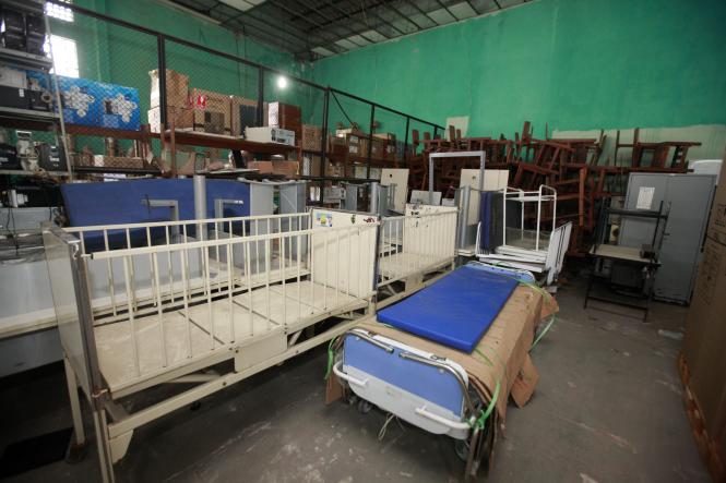 O governador Helder Barbalho considerou deteriorado o prédio e galpão do Departamento de Administração e Serviços (DAS) da Secretaria de Estado de Saúde do Pará (Sespa), durante visita técnica ao local na manhã desta sexta-feira (25). O objetivo foi verificar o estado atual da edificação, que requer um protocolo de intenções para reforma e readequação do espaço, em atividade desde a década de 1980.

FOTO: FERNANDO ARAÚJO / AG. PARÁ
DATA: 25.01.2019
BELÉM - PARÁ <div class='credito_fotos'>Foto: Fernando Araújo/Ag. Pará   |   <a href='/midias/2019/originais/98038f66-a19c-497e-919e-10111c01874e.jpg' download><i class='fa-solid fa-download'></i> Download</a></div>