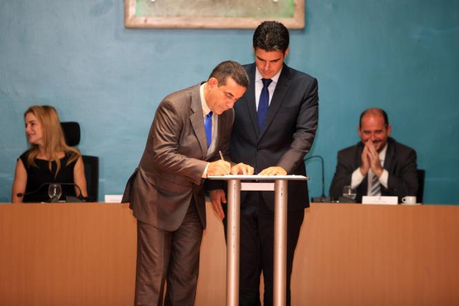 Na primeira manhã de trabalho do Governador Helder Barbalho, nesta quarta-feira (02), foi assinado ofício enviado ao Ministro da Justiça e Segurança Pública, Sérgio Fernando Moro, solicitando o emprego de 500 agentes da Força Nacional de Segurança Pública para imediato reforço do efetivo local e preservação da ordem pública. Helder ainda deu posse aos secretários, presidentes de instituições e diretores que fazem parte de sua equipe. Logo no inicio da manhã Helder Barbalho visitou as tropas da ação integrada da Secretaria de Estado de Segurança Pública (Segup) que leva o reforço da segurança para os bairros de Belém envolvendo cerca de 400 agentes. Durante a posse dos novos secretários (foto) o governador Helder Barbalho ressaltou a absoluta confiança nos nomeados cujas escolhas foram pautadas fundamentalmente por critérios técnicos e de acordo com a qualificação profissional de cada um deles. Para ele os critérios de escolha utilizados “permitirão um novo patamar de gestão ao Estado e que possamos o quanto antes fazer chegar à sociedade paraense as mudanças desejadas e reivindicadas por cada cidadão deste Estado”, comentou.

FOTO: CRISTINO MARTINS / AG. PARÁ
DATA: 02.01.2019
BELÉM - PARÁ <div class='credito_fotos'>Foto: Cristino Martins/Ag. Pará   |   <a href='/midias/2019/originais/98246ead-5892-41da-93c8-a5ff37ac90e5.jpg' download><i class='fa-solid fa-download'></i> Download</a></div>