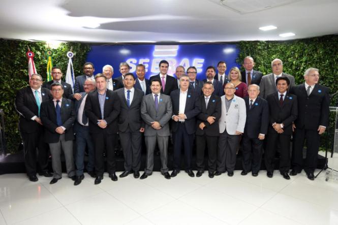 O governador Helder Barbalho (foto) esteve na noite da quinta-feira, 03, na cerimônia de posse da nova diretoria do Serviço de Apoio às Micro e Pequenas Empresas (Sebrae-PA). Durante o evento, que aconteceu na sede da Federação do Comércio do Estado do Pará (Fecomércio), foram empossados o presidente do Conselho Deliberativo Estadual (CDE) e os três diretores executivos do Sebrae. Também tomaram posse membros do CDE e do Conselho Fiscal da instituição. O diretor-superintendente Rubens Magno; o diretor técnico, Fabrizio Guaglianone e a diretora administrativa e financeira, Cássia Rodrigues foram eleitos pelos membros do CDE no dia 11 de dezembro de 2018, e integrarão a Diretoria Executiva do Sebrae no Pará no quadriênio 2019/2022. Antes da eleição da diretoria, Sebastião Campos foi escolhido presidente do CDE e Valmir Batista foi reeleito à presidência do Conselho Fiscal da instituição.

FOTO: MARCO SANTOS
DATA: 04.01.2019
BELÉM - PARÁ <div class='credito_fotos'>Foto: MARCO SANTOS   |   <a href='/midias/2019/originais/982d5e03-ce28-40ab-9ec1-065a52834aca.jpg' download><i class='fa-solid fa-download'></i> Download</a></div>