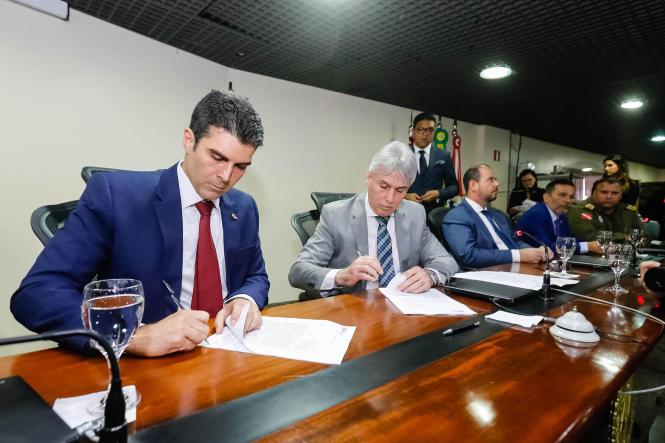 O governador Helder Barbalho e o procurador-geral de Justiça do Pará, Gilberto Martins, assinaram, no final da manhã desta segunda-feira (18), na sede do Ministério Público do Estado (MPE), um convênio que formaliza a reconvocação de 50 policiais militares da reserva para as atividades de proteção do patrimônio e segurança do MPE, enquanto os 50 policiais militares da ativa que exerciam essas funções serão devolvidos à atividade-fim da Polícia Militar, que é o policiamento ostensivo. Acordo semelhante também já havia sido firmado em fevereiro, com o Tribunal de Justiça do Estado (TJE).

FOTO: MARCELO SEABRA / AGÊNCIA PARÁ
DATA: 18.03.2019
BELÉM - PA <div class='credito_fotos'>Foto: Marcelo Seabra / Ag. Pará   |   <a href='/midias/2019/originais/986c4c81-4b51-4f45-853a-2c64896ff9a6.jpg' download><i class='fa-solid fa-download'></i> Download</a></div>