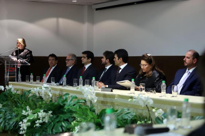 Na manhã desta segunda-feira (28), o Tribunal de Contas do Estado do Pará (TCE-PA) empossou, no auditório Ministro Elmiro Nogueira, sede do órgão, o novo Corpo Dirigente para o biênio 2019-2021. A sessão começou às 11h e contou com a presença do governador Helder Barbalho e do vice-governador, Lúcio Vale.  

FOTO: MARCO SANTOS 
DATA: 28.01.2019
BELÉM - PARÁ <div class='credito_fotos'>Foto: MARCOS SANTOS   |   <a href='/midias/2019/originais/987a4b43-3411-4e71-9abf-809537f45b6c.jpg' download><i class='fa-solid fa-download'></i> Download</a></div>