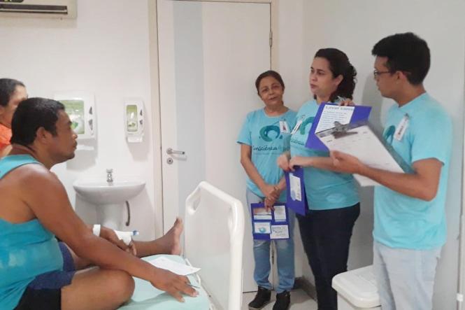 Idealizadores do Projeto Reciclação, em parceria com o Serviço de Segurança e Medicina do Trabalho (SESMT) e com profissionais do Hospital Jean Bitar (HJB), promoveram, nesta sexta-feira (22), ação alusiva ao Dia Mundial da Água nas unidades de internação, recepções e nos setores administrativos da instituição.

FOTO: DIVULGAÇÃO
DATA: 22.03.2019
BELÉM - PA <div class='credito_fotos'>Foto: Divulgação   |   <a href='/midias/2019/originais/987c00ee-5d14-4cbd-b152-6773002ba8d9.jpg' download><i class='fa-solid fa-download'></i> Download</a></div>