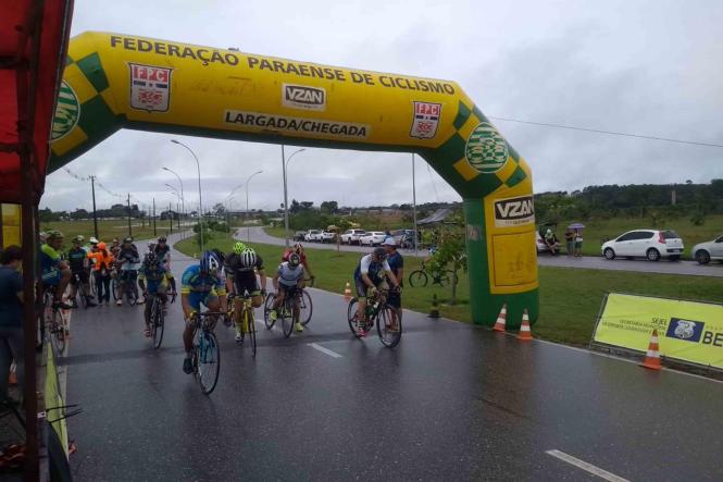 Nem mesmo o dia chuvoso desanimou os ciclistas que participaram da 12° Copa Seel, ocorrida neste domingo (14), no Reserva Jardins, em Marituba. Ao todo, mais de 100 atletas disputaram 11 categorias. O evento foi realizado pela Federação Paraense de Ciclismo (FPC), em homenagem aos 20 anos da Secretaria de Estado de Esporte e Lazer (Seel).

FOTO: ASCOM / SEEL
DATA: 14.04.2019
BELÉM - PARÀ <div class='credito_fotos'>Foto: ASCOM SEEL   |   <a href='/midias/2019/originais/98914bf5-ee4b-48c7-b934-c330dd57c063.jpg' download><i class='fa-solid fa-download'></i> Download</a></div>