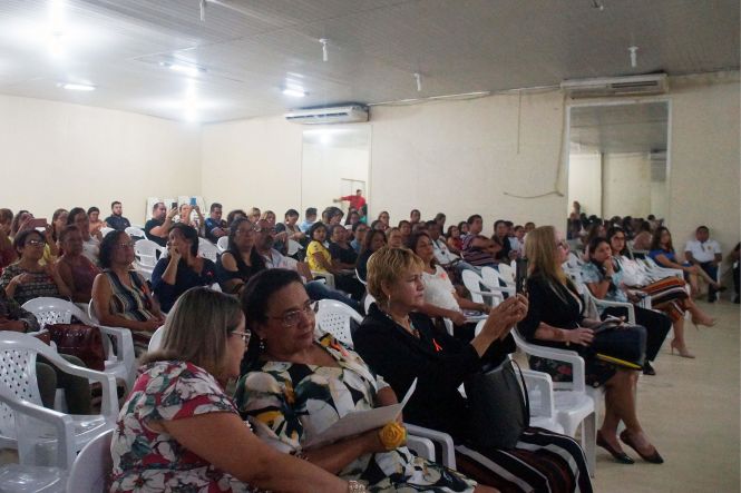 A Polícia Civil do Pará promoveu, na manhã desta sexta-feira (17), por meio da Diretoria de Atendimento a Grupos Vulneráveis (DAV), uma roda de conversa alusiva ao Dia Nacional de Combate ao Abuso e Exploração Sexual de Crianças e Adolescentes. Durante a programação, foram debatidas ações voltadas à prevenção e ao combate ao abuso e exploração sexual de crianças e adolescentes, no auditório da Secretaria Municipal de Educação (Semed) de Ananindeua, na Região Metropolitana de Belém, órgão parceiro do evento.

FOTO: ASCO / POLÍCIA CIVIL
DATA: 17.05.2019
BELÉM - PARÁ <div class='credito_fotos'>Foto: Ascom / Policia Civil   |   <a href='/midias/2019/originais/9894f1a3-e7c8-4d5b-a317-9bc4a97ebcf0.jpg' download><i class='fa-solid fa-download'></i> Download</a></div>