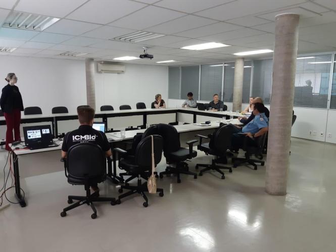 Na manhã desta terça-feira (19), representantes da Secretaria de Estado de Segurança Pública e Defesa Social do Pará (Segup) e do Instituto Chico Mendes de Conservação da Biodiversidade (ICMBio) reuniram, em Brasília, para tratar de um acordo de Cooperação Técnica que tem como objetivo o apoio dos órgãos que compõe o Sistema de Segurança Pública e Defesa Social do Pará (Sieds) no combate ao crime ambiental nas Unidades de Conservação da Natureza, do Estado.

FOTO: ASCOM /SEGUP
DATA: 19.02.201
BELÉM - PA <div class='credito_fotos'>Foto: ASCOM / SEGUP   |   <a href='/midias/2019/originais/98ad0e8b-ee09-4ed9-a438-274fc5ecdc64.jpg' download><i class='fa-solid fa-download'></i> Download</a></div>