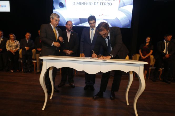 "Estamos abrindo uma janela que permite um horizonte de novos negócios para a atividade da mineração, absolutamente importante para o Estado", afirmou o governador Helder Barbalho, durante a assinatura do protocolo de intenções para implantação da primeira planta de verticalização de minério de ferro do Pará, no município de Marabá (região sudeste), na noite desta quinta-feira (23), no Teatro Maria Sylvia Nunes, na Estação das Docas, em Belém.

FOTO: MARCELO SEABRA / AGÊNCIA PARÁ
DATA: 23.05.2019
BELÉM - PARÁ <div class='credito_fotos'>Foto: Marcelo Seabra / Ag. Pará   |   <a href='/midias/2019/originais/98bb617f-53c4-4616-a0ff-230859aee9fd.jpg' download><i class='fa-solid fa-download'></i> Download</a></div>