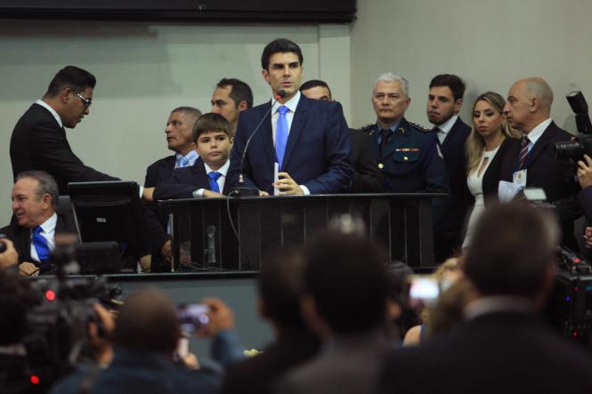 Helder Barbalho (foto) tomou posse como governador do estado do Pará para o quadriênio 2019-2022, ao lado do vice, Lúcio Vale. A sessão solene ocorreu na manhã desta terça-feira (1°), em Belém, no plenário Newton Miranda, da Assembleia Legislativa do Pará (Alepa), e contou com a participação de deputados estaduais e federais, prefeitos, vereadores, secretários escolhidos para compor o novo governo, bem como demais autoridades locais e lideranças dos mais diversos setores. Compuseram a mesa solene, a presidente em exercício da Alepa, a deputada estadual Cilene Couto, o Desembargador do Tribunal de Justiça do Estado do Pará, José Maria Teixeira do Rosário, o senador da República Jader Barbalho, a deputada federal Elcione Barbalho, o vice-prefeito de Belém, Orlando Reis, a presidente do Tribunal de Contas do Estado do Pará, conselheira Lourdes Lima, e o quarto secretário da mesa diretora da Alepa, deputado Soldado Tércio.

FOTO: THIAGO GOMES / AG. PARÁ
DATA: 01.01.2019
BELÉM - PARÁ <div class='credito_fotos'>Foto: Thiago Gomes /Ag. Pará   |   <a href='/midias/2019/originais/98d25821-950d-44bb-8033-1d5bceb785c5.jpg' download><i class='fa-solid fa-download'></i> Download</a></div>