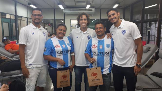 Jogadores do Papão entregam camisetas sorteadas para torcedores doadores <div class='credito_fotos'>Foto: Ascom Hemopa   |   <a href='/midias/2019/originais/98e29082-bdfb-4782-8312-4784b600bd12.jpg' download><i class='fa-solid fa-download'></i> Download</a></div>