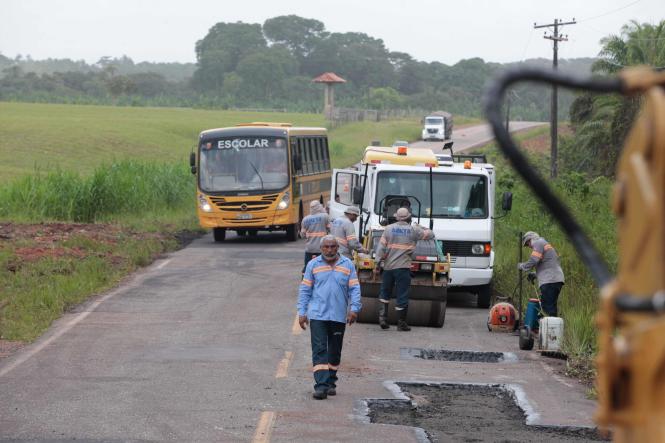 A Secretaria de Estado de Transportes (Setran) trabalha para concluir, nos próximos 15 dias, a recuperação de 37 quilômetros da Rodovia PA-140, no nordeste do Pará, que atende aos municípios de São Caetano de Odivelas, Vigia de Nazaré, Santo Antônio do Tauá, Santa Izabel do Pará, Bujaru, Concórdia do Pará e Tomé-Açu. A recuperação da PA-140 foi iniciada no último dia 10 de março, com serviços d...