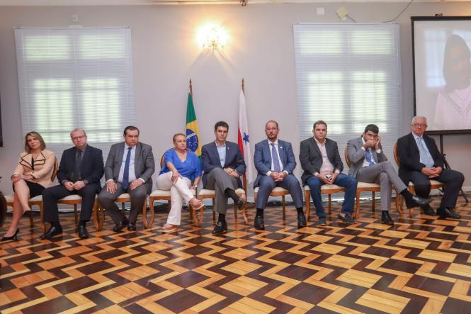 As obras de construção da nova ponte sobre o rio Moju iniciam em cinco dias. O anúncio foi feito pelo governador Helder Barbalho e pelo vice, Lúcio Vale, na manhã desta quarta-feira (17), durante coletiva de imprensa realizada no Palácio do Governo. Na ocasião, foi assinado o contrato com a empresa vencedora do processo emergencial aberto na última semana, com o objetivo de acelerar a execução de obras e serviços na região afetada pelo acidente ocorrido no dia 6 de abril, quando uma embarcação colidiu com a estrutura, que desabou.

FOTO: MARCO SANTOS / AGÊNCIA PARÁ
DATA: 17.04.2019
BELÉM - PA  <div class='credito_fotos'>Foto: Marco Santos / Ag. Pará   |   <a href='/midias/2019/originais/991fcdd4-3471-4d7c-9667-3e5e95474939.jpg' download><i class='fa-solid fa-download'></i> Download</a></div>