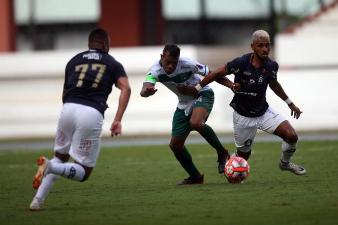 Tranquilidade e muita comemoração marcaram a reabertura do Estádio Estadual Jornalista Edgar Augusto Proença - Mangueirão na tarde deste domingo (3). A vitória do Remo contra o Tapajós, por 1x0, em jogo referente à primeira rodada do Parazão, foi acompanhada de perto por 19,2 mil torcedores, e dentre eles, muitas crianças acompanhadas pelos pais e familiares. 

FOTO: THIAGO GOMES/AG. PARÁ
DATA: 03.02.2019 
BELÉM - PARÁ <div class='credito_fotos'>Foto: Thiago Gomes /Ag. Pará   |   <a href='/midias/2019/originais/992abc16-c8b7-4a11-8d0d-b299c00dd005.jpg' download><i class='fa-solid fa-download'></i> Download</a></div>