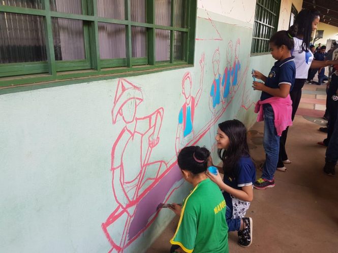 Quando arte e educação andam juntas, o resultado sempre é positivo. Em Marabá, no sudeste paraense, uma oficina de grafite transformou o ambiente da Escola de Ensino Fundamental Doralice de Andrade Vieira. Com o tema “Água”, a oficina foi realizada pelo Projeto Comitê Ambiental Escolar, desenvolvido pela Companhia de Saneamento do Pará (Cosanpa), em parceria com a Caixa Econômica Federal. As ações foram desenvolvidas durante dois meses na escola.

FOTO: ASCOM / COSANPA
DATA: 08.05.2019
MARABÁ - PARÁ <div class='credito_fotos'>Foto: Ascom Cosanpa   |   <a href='/midias/2019/originais/993c3d06-c451-43c6-a15c-b80ec0ab7b20.jpg' download><i class='fa-solid fa-download'></i> Download</a></div>